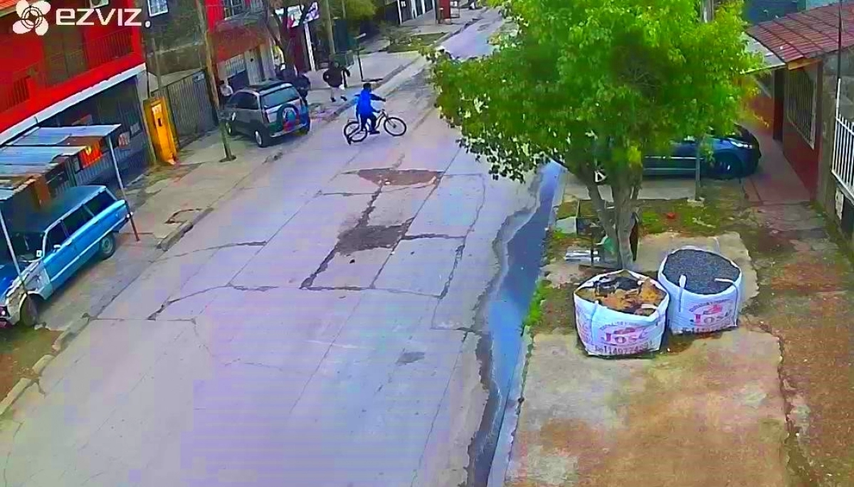 Palazo en la cabeza: adolescente se resistió al robo de la bicicleta y acabó con convulsiones sobre el asfalto