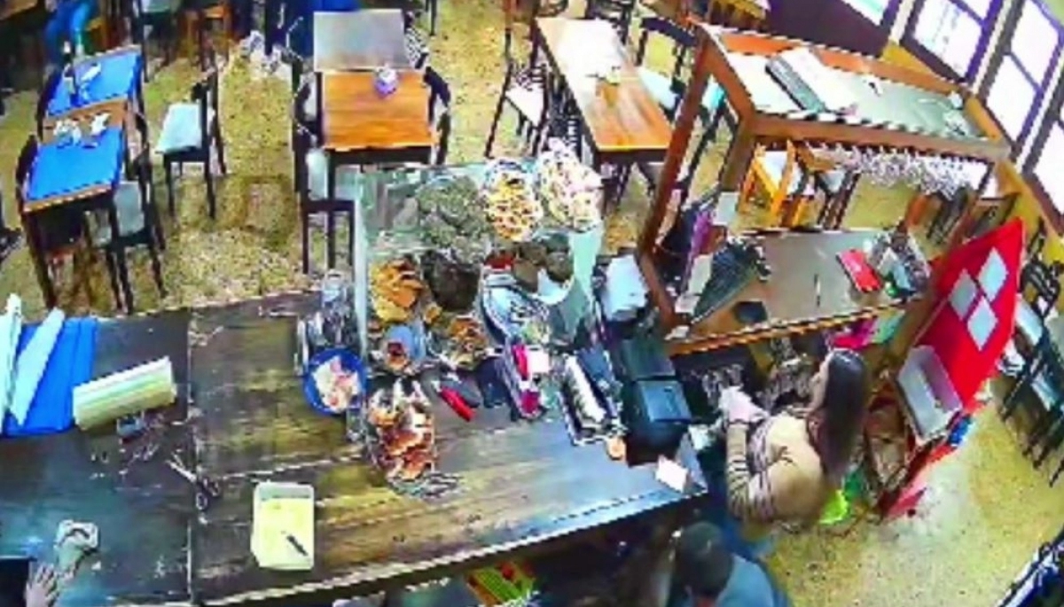 Con armas largas y de puño, asaltaron a comensales y empleados de "La Rosadita"