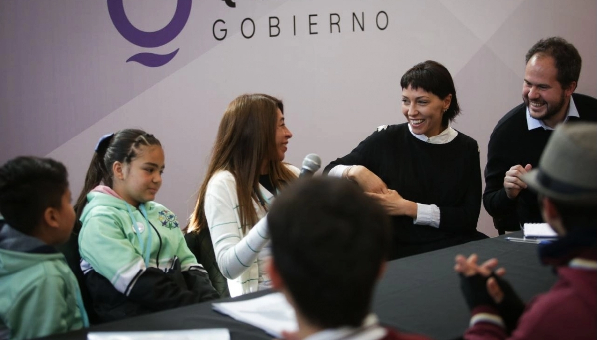 Mayra Mendoza reconoció la labor de estudiantes en la Feria Provincial de Educación