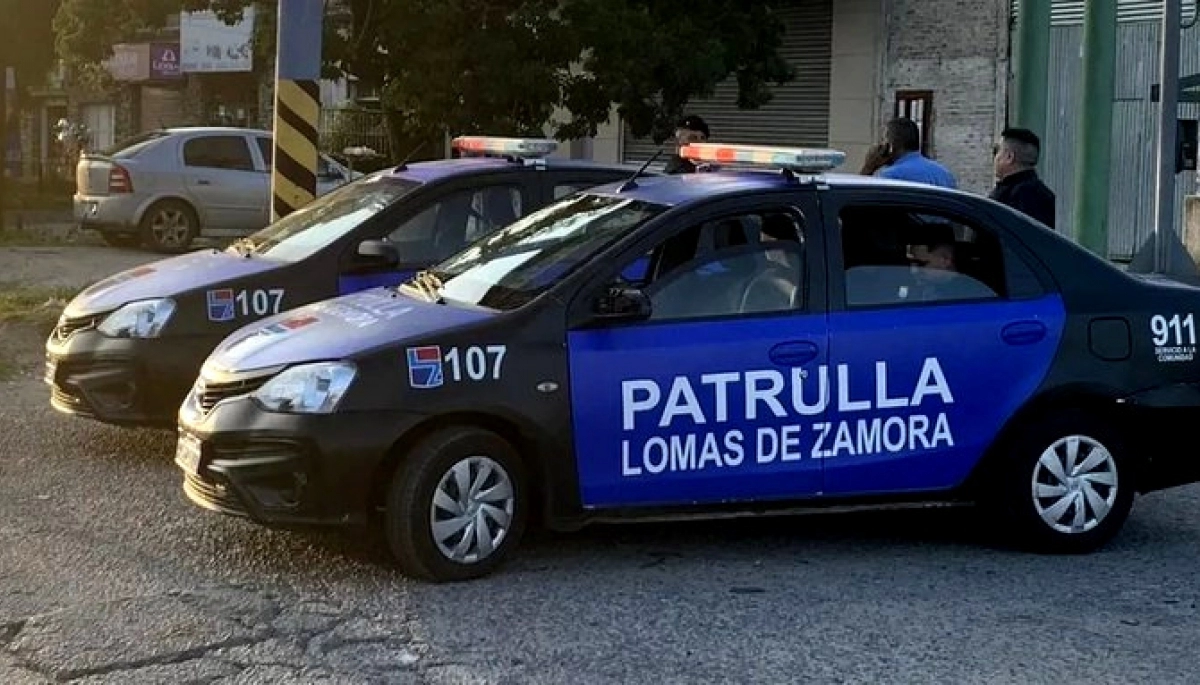 Video: con armas de fuego y en dos autos, realizaron un increíble raid delictivo