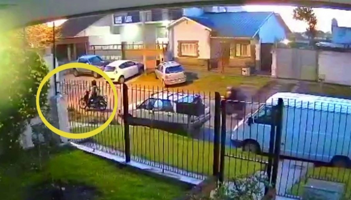 Videos: la misma cámara de vigilancia grabó dos robos en 10 días
