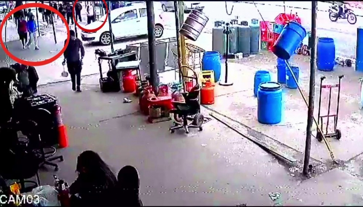 Video: a la luz del día y con docenas de testigos, delincuentes armados le robaron el auto a un joven