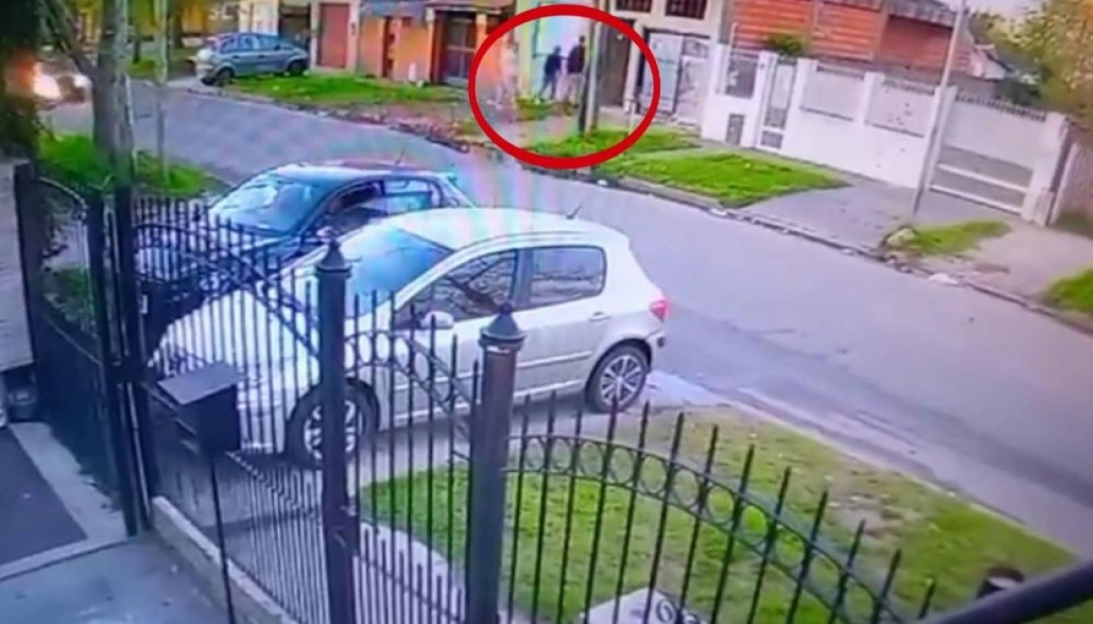 Video: estacionó en la puerta de su domicilio y le robaron el auto con la modalidad piraña