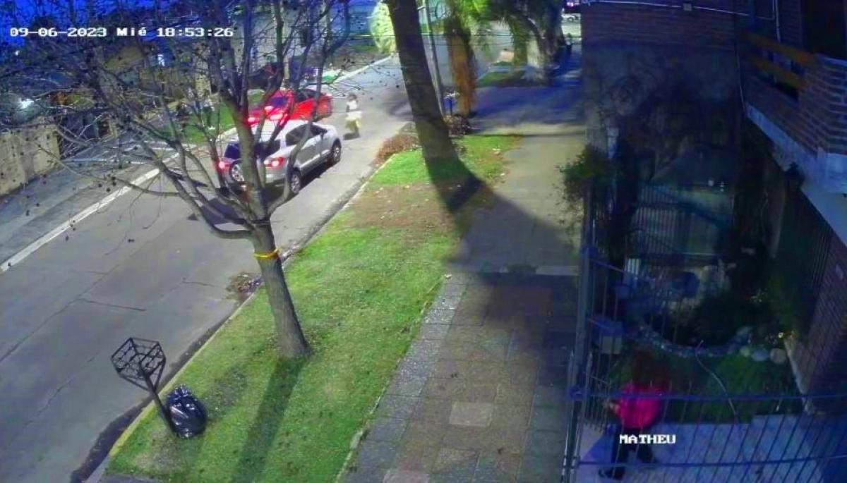 Video: escondido en la camioneta, sorprendió a la víctima cuando llegó a su domicilio
