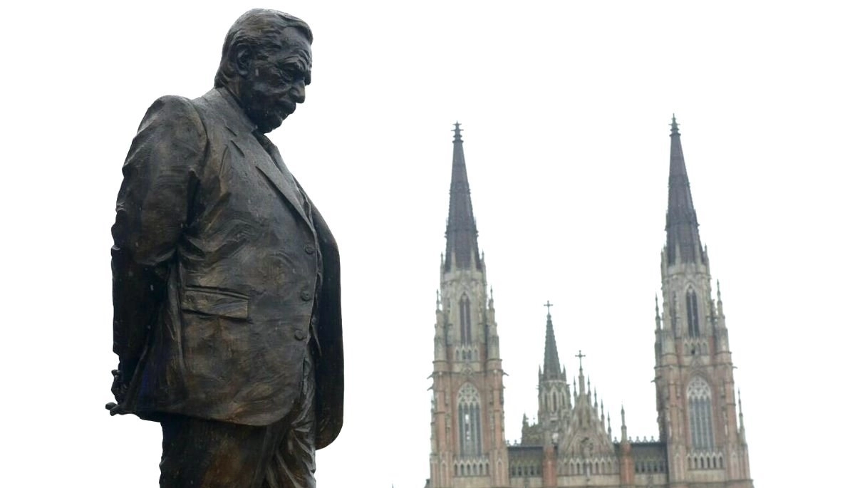 Kicillof homenajeará a Raúl Alfonsín y los radicales lo acusaron de “manipular al electorado”