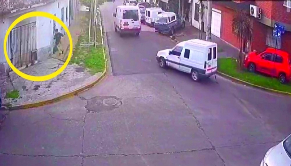 Videos: en un auto robado y a punta de pistola, asaltaron a todos los que se cruzaron en su camino