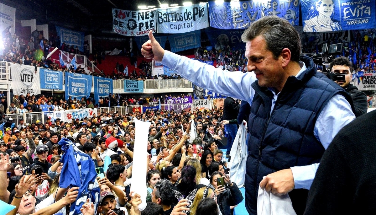 Massa recibió el apoyo de los movimientos sociales: pidió recorrer “casa por casa” para ganar la elección