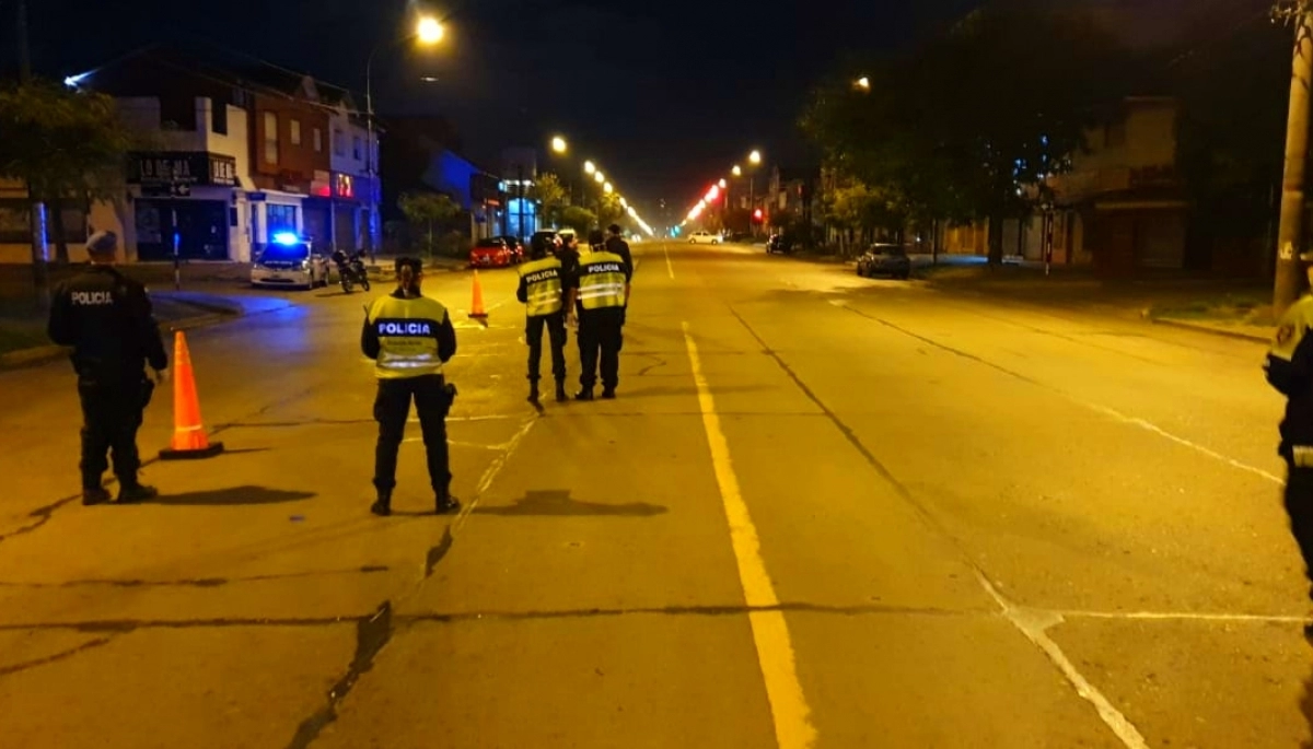 "¿Cómo podemos arreglar?": evadió un control de tránsito, lo detuvieron a 20 cuadras y los quiso "coimear"