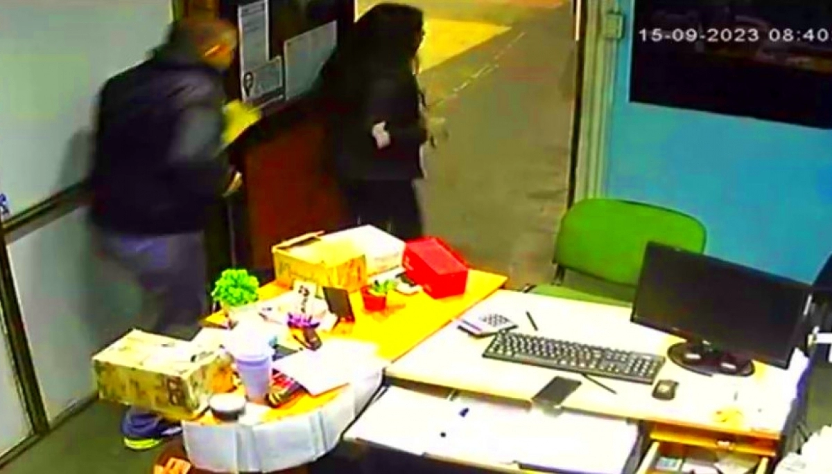 Video tremendo: delincuentes armados asaltaron una fábrica de alfajores y golpearon a una empleada
