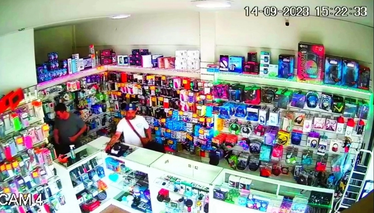 Durante un terrible asalto, dos ladrones encañonaron a una joven con una escopeta recortada