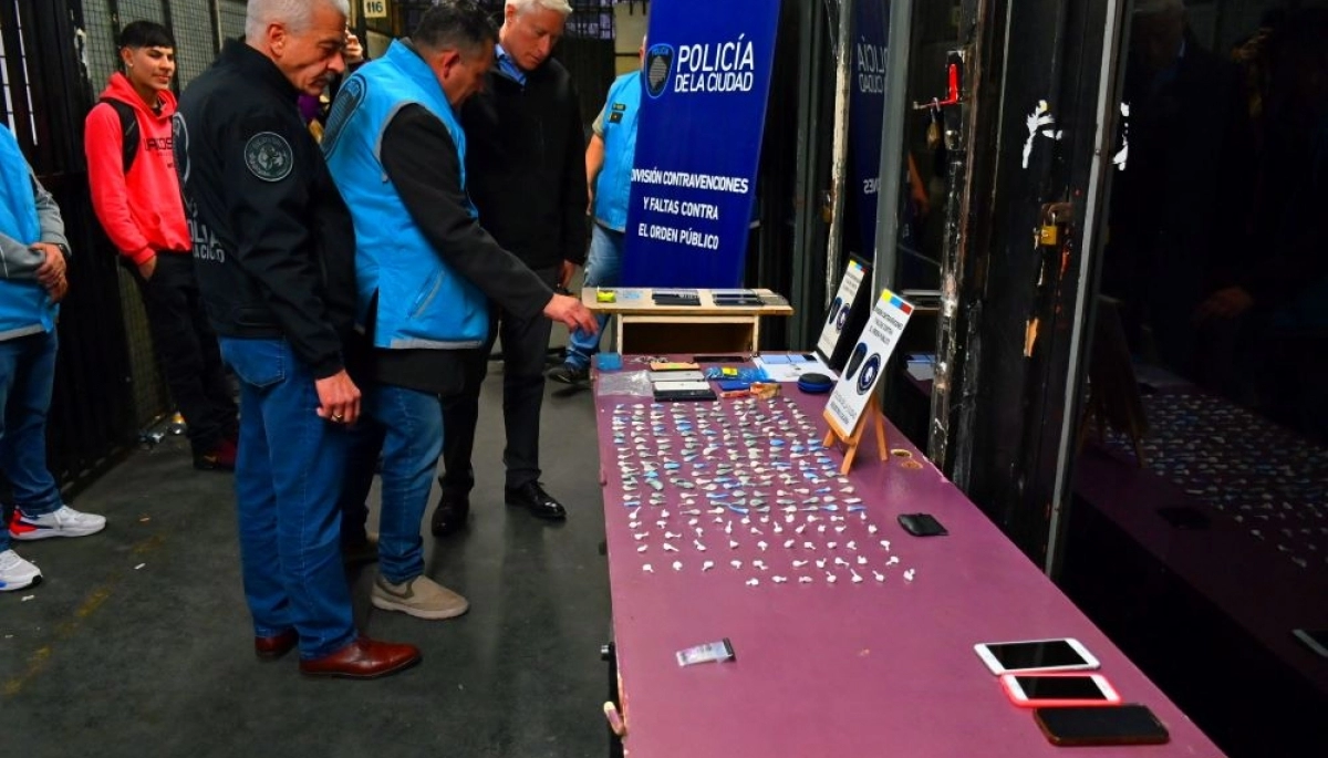 En dos allanamientos recuperaron teléfonos robados e incautaron centenares de dosis de cocaína
