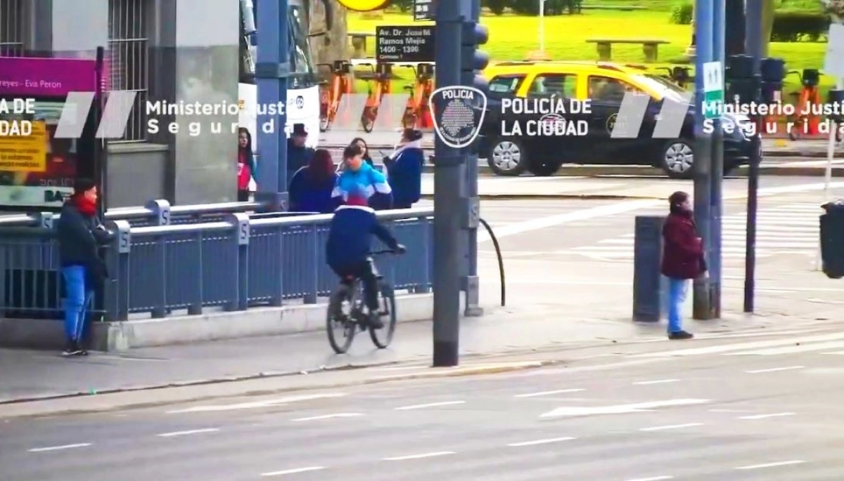 Atacó a una ciclista con una réplica, le robó el rodado y lo detuvieron antes que se esconda en la villa