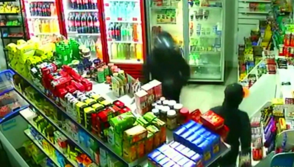 Motochorros no pudieron con el kiosco fortificado de La Plata y se conformaron con robar golosinas