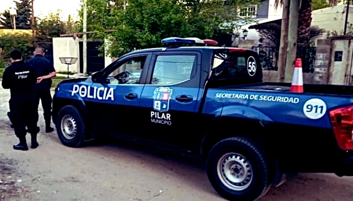 Motoquero que circulaba a gran velocidad impactó con un auto y voló por encima del techo