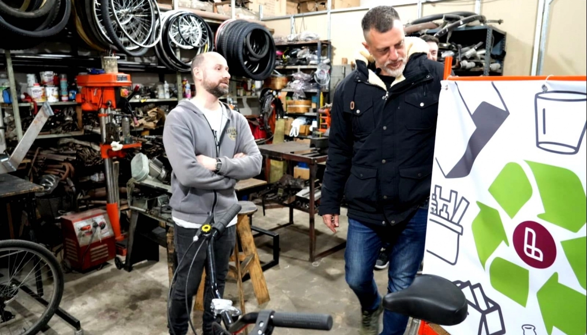 Kravetz visitó la empresa de bicicletas de carga que van a reemplazar a los caballos de tracción