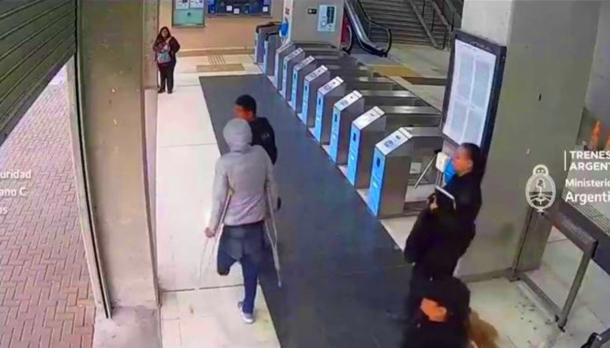 Abusador detenido: manoseó a una joven en el tren y ella se defendió con la bicicleta