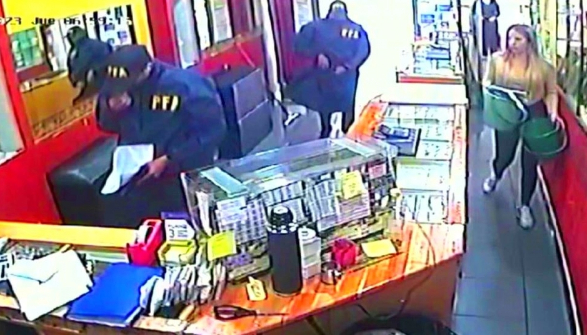 Video completo: vestidos con camperas de la Policía Federal robaron todo el oro y dinero de una joyería