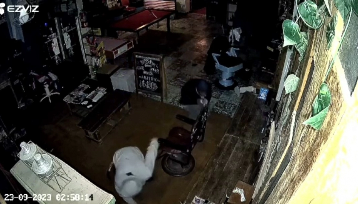 Video del robo: dos sujetos saquearon una barbería y la dejaron sin las herramientas de trabajo