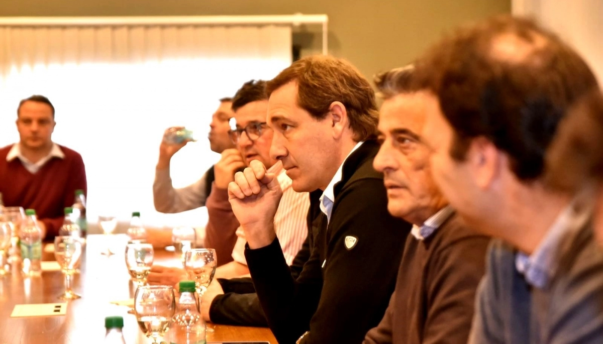 Cumbre de intendentes de Juntos en La Plata: presionan a Kicillof y lo acusan de “asfixiar” municipios