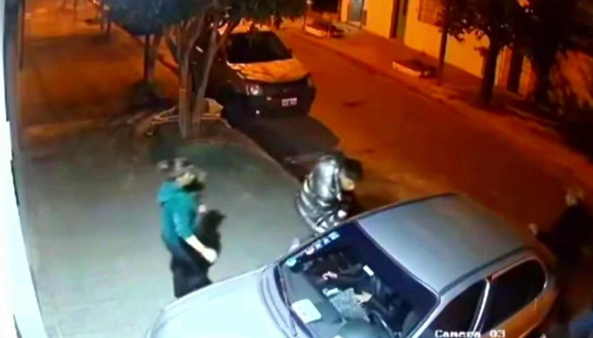 Video: lo encañonaron para robarle el auto y su hija con discapacidad motriz quedó en el medio