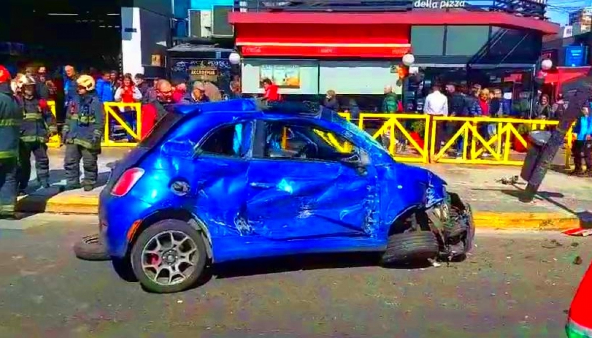 Video del momento: bomberos rescataron a una mujer luego de un violento choque entre auto y colectivo