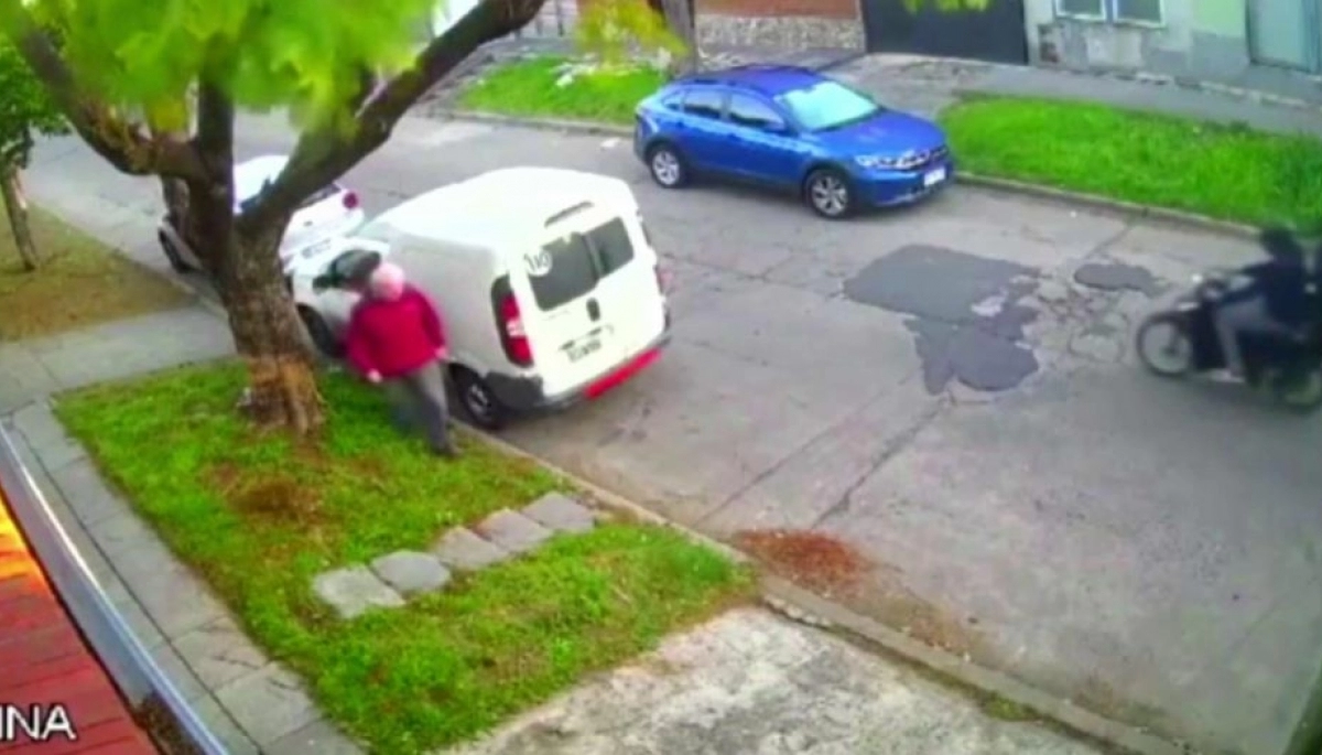 Video que indigna: un adulto mayor fue asaltado por motochorros y sufrió varias fracturas