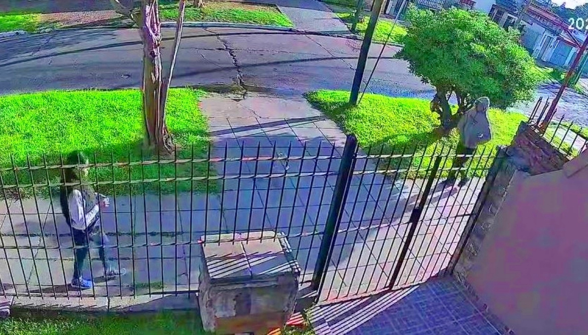 Video y audio brutales: una pareja de bestias golpeó y arrastró a una mujer durante un asalto
