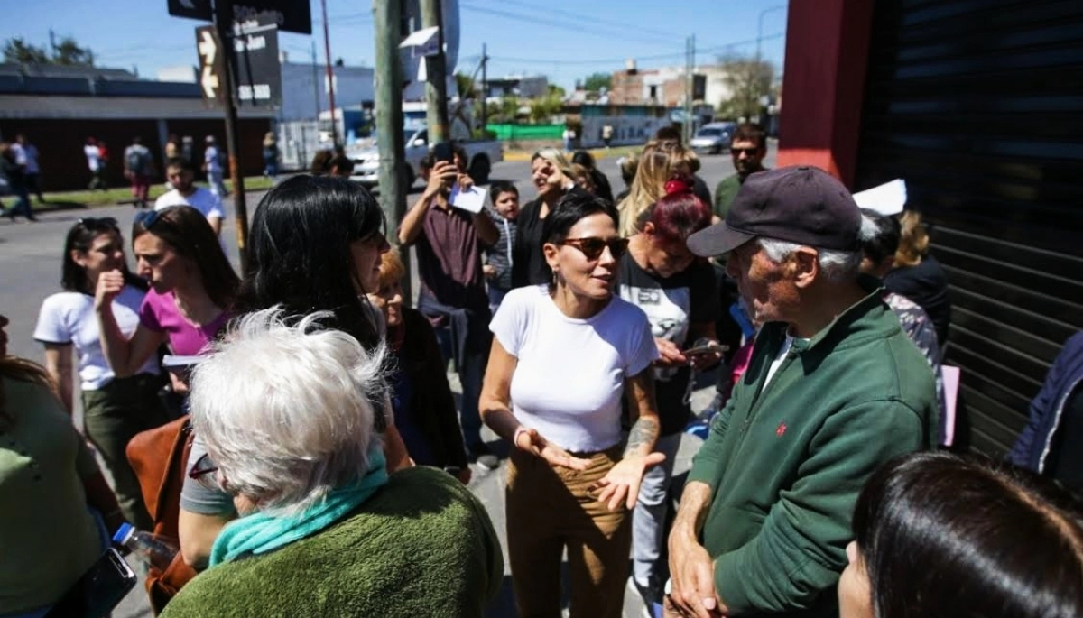 Mayra Mendoza visitó el barrio La Cañada y habló con los comerciantes sobre las obras en la ciudad