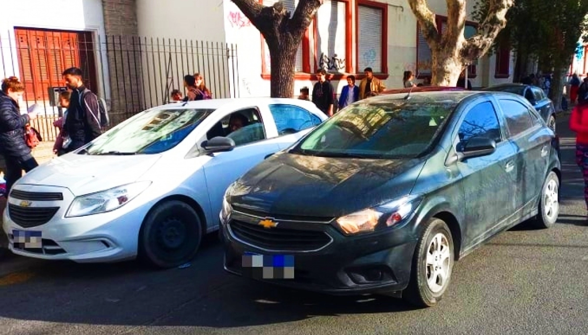 Estacionó en doble fila en la puerta del colegio y atropelló a agente de tránsito que la multaba