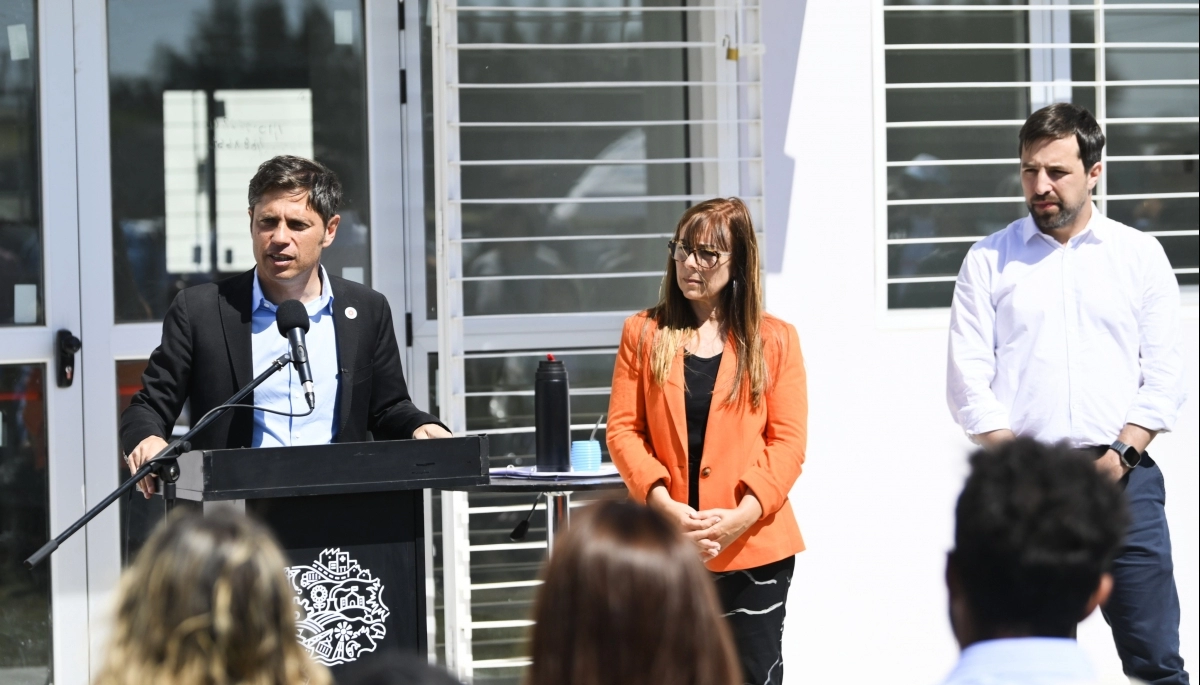 Kicillof llevó su campaña a Lezama y señaló: “El camino no es con dinamita ni motosierra”