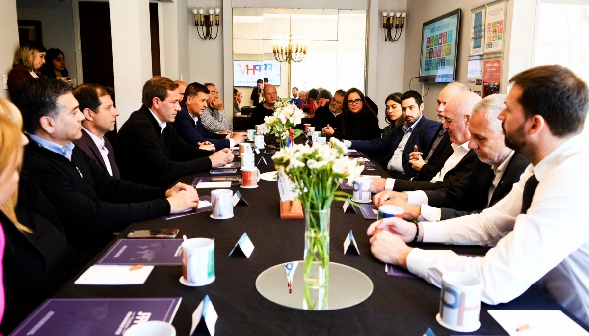 Dirigentes, empresarios y hoteleros del turismo se reunieron con Garro en La Plata