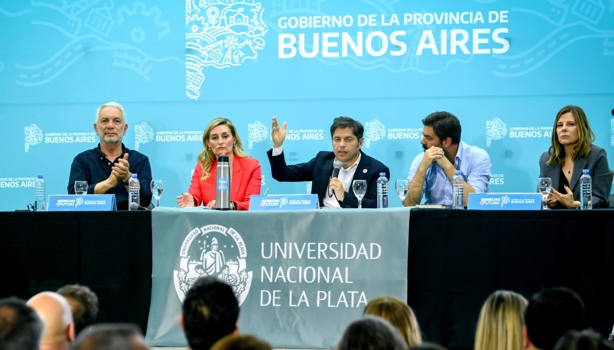 Kicillof visitó Periodismo y advirtió que la derecha dividirá “en pedazos” a la Provincia