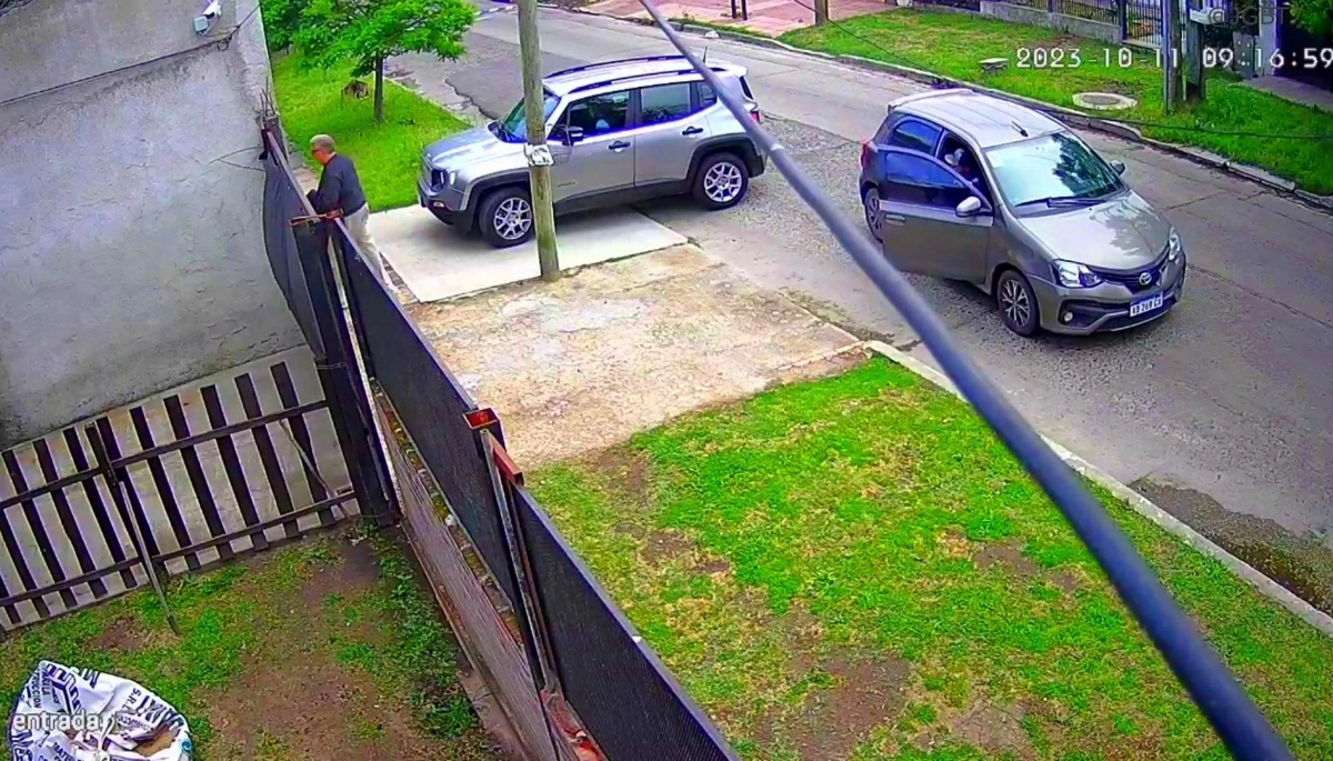 ¡Sacá el dedo de ahí! Le pegaba en la cabeza para robarle la camioneta y se le escapó un tiro