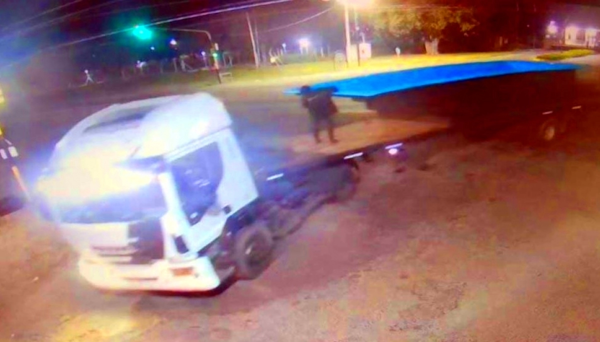 El peor verano: compraron enorme pileta de fibra de vidrio y se la robaron a bordo de un camión
