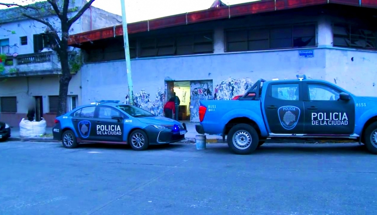 Sólos se mandaron en cana: robaron un camión lleno de mercadería y los allanaron por estacionar mal