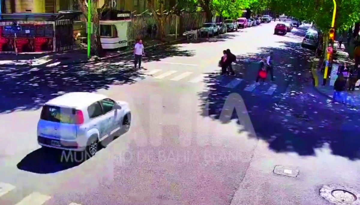 Cruzaron mal: madre e hija arrolladas en una de las esquinas más peligrosas y transitadas de la ciudad