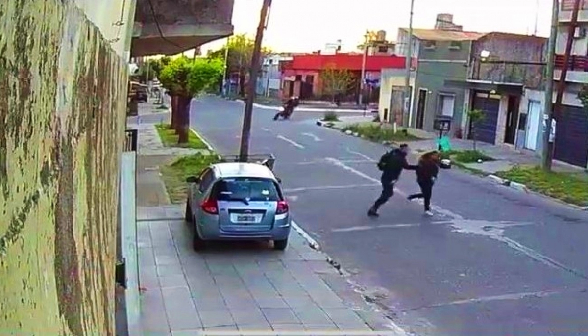Como en un coto de caza urbano, motochorros persiguieron a una aterrorizada pareja