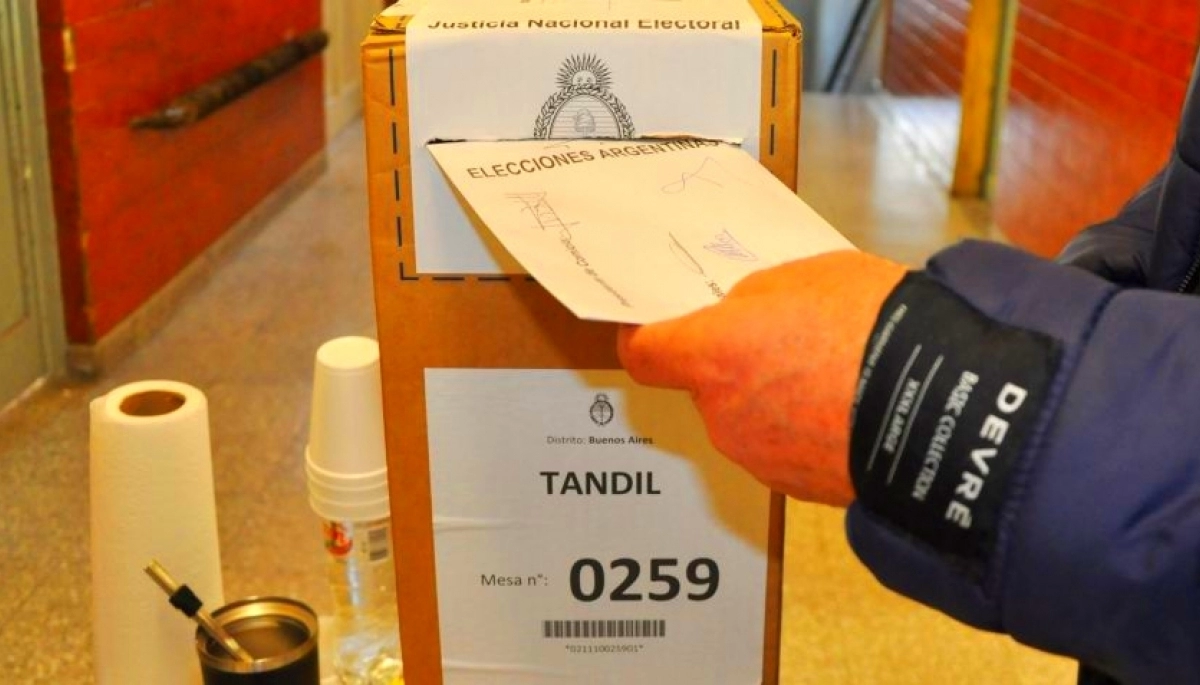Acá hubo voto encerrado: quedó atrapado en el cuarto oscuro y lo tuvieron que rescatar