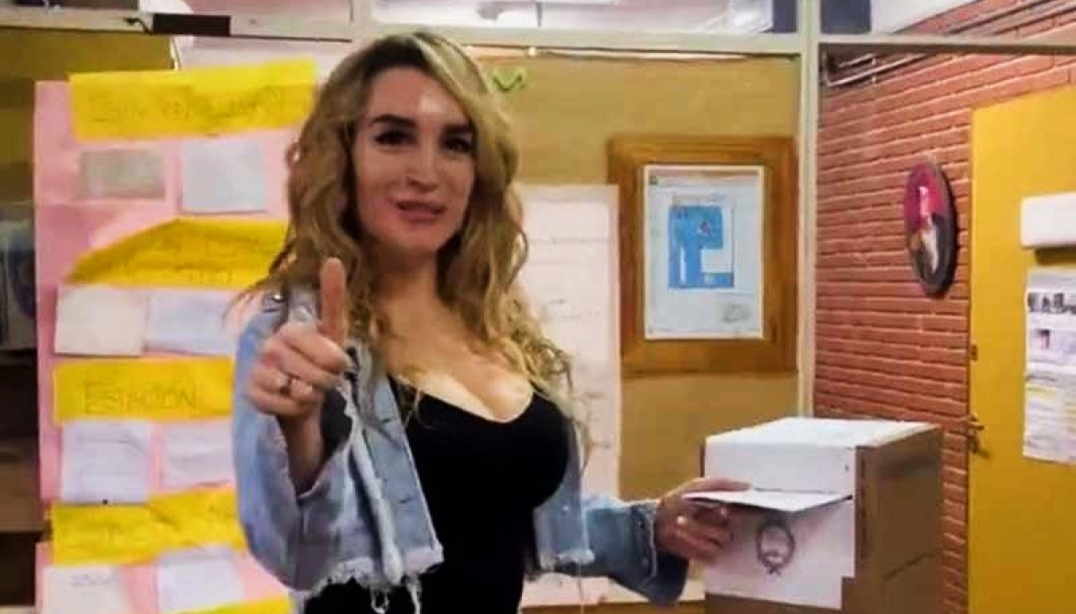 Insólito: quejas de la gente porque cerraron el colegio donde fue a votar Fátima Florez