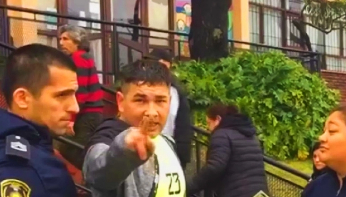 Madrugó y Dios no lo ayudó: faltaron las autoridades de mesa, se negó a presidirla y acabó demorado