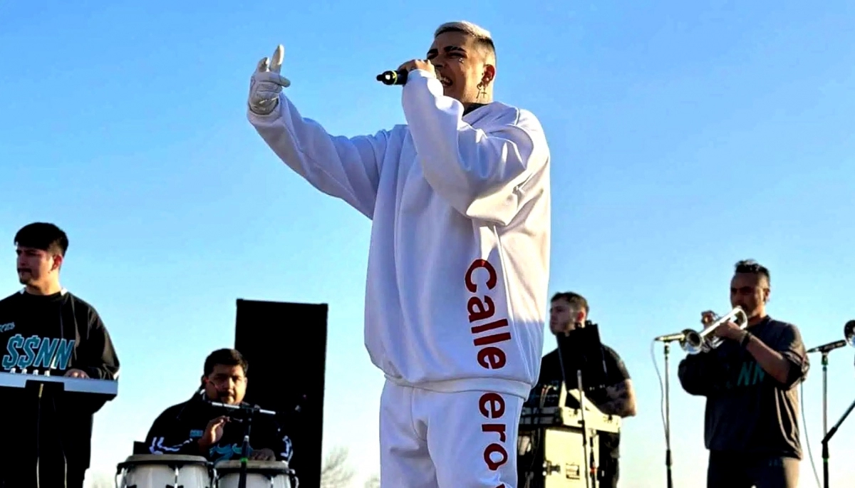 Callejero Fino expone sus raíces en “Bienvenidos a mi barrio” junto a Dj Tao