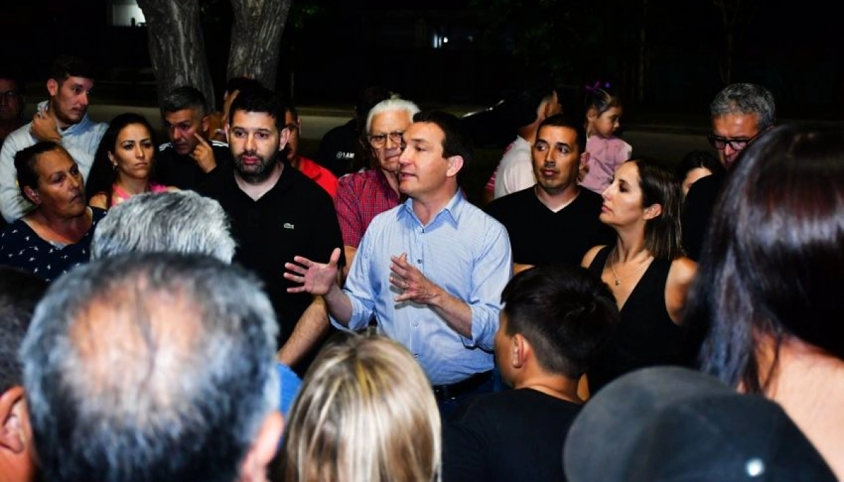 Watson monitoreó la finalización de las obras de iluminación en el barrio La Carolina II