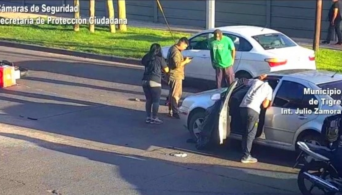 Tremendo choque de un delivery en moto y un automóvil
