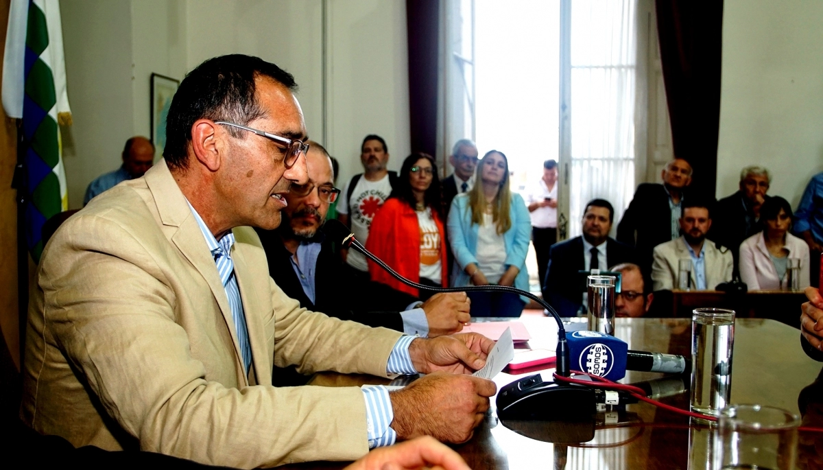 Sombra asumió la intendencia de Azul y llamó a los vecinos a la defensa de la democracia