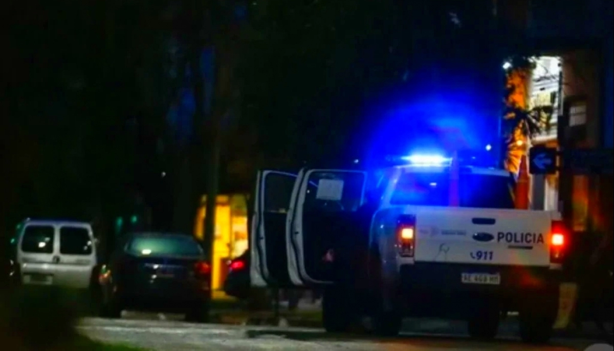 Desde un auto en movimiento y con balazos, asesinaron a un joven y otro está en grave estado