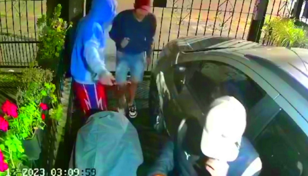 Ingresaron a vivienda para robar una moto y fueron obligados a escapar "volando"