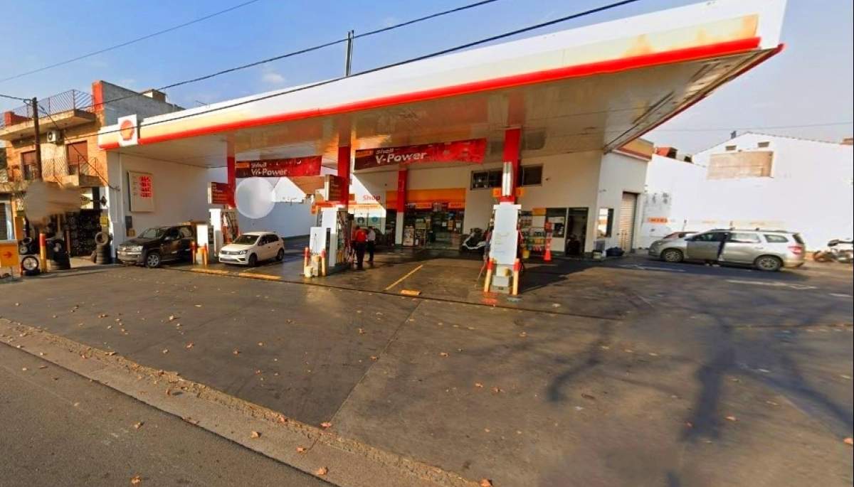 Los motochorros fueron primeros: a los tiros le robaron la moto cuando ingresó a cargar combustible
