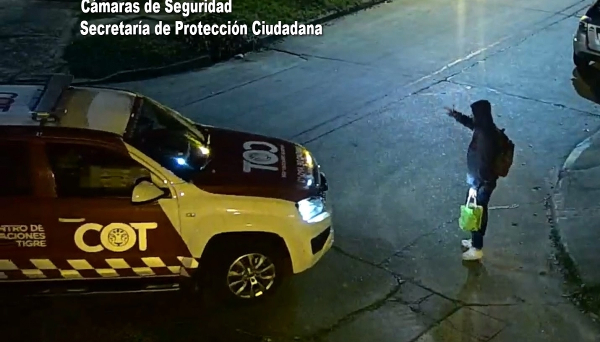 Le iba a avisar al dueño: cámaras del municipio detectaron a un hombre que verificaba si había autos abiertos