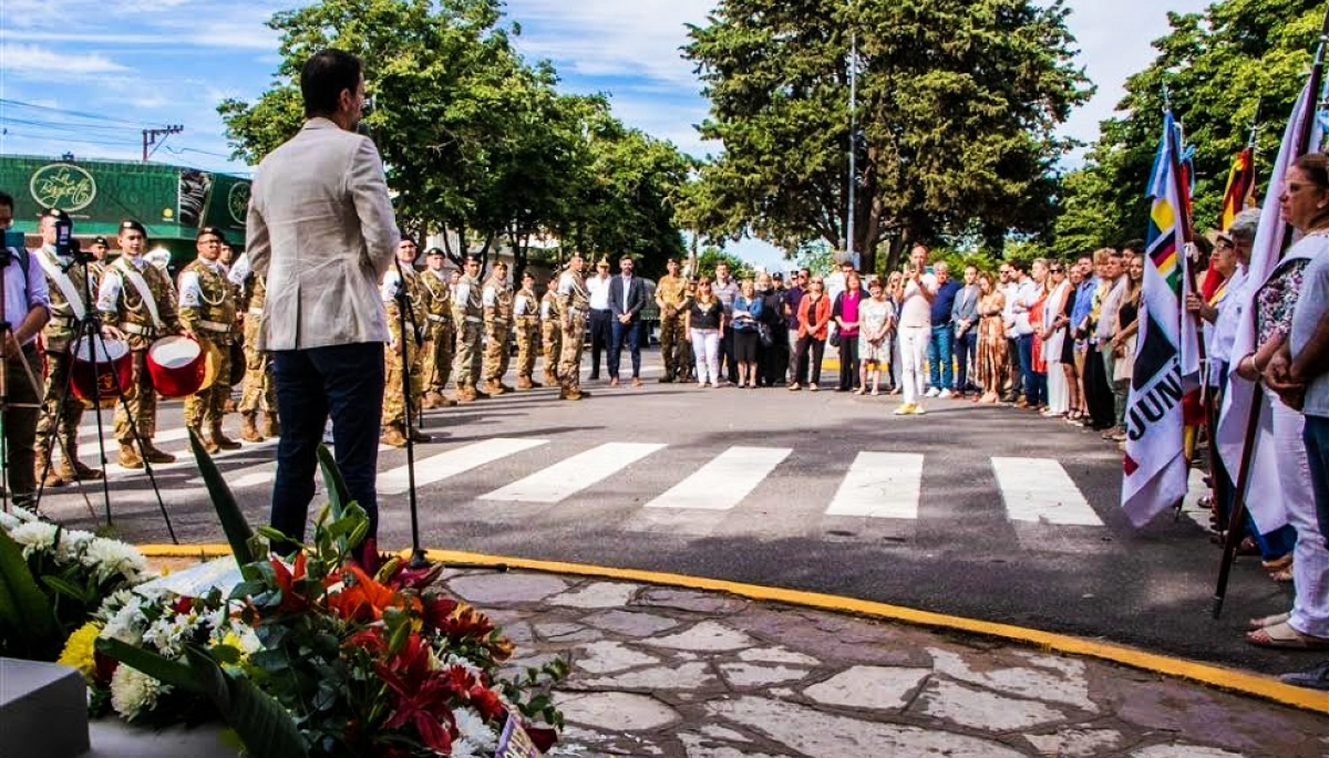 Con emotivas palabras, Petrecca encabezó el acto por los 196 años de Junín