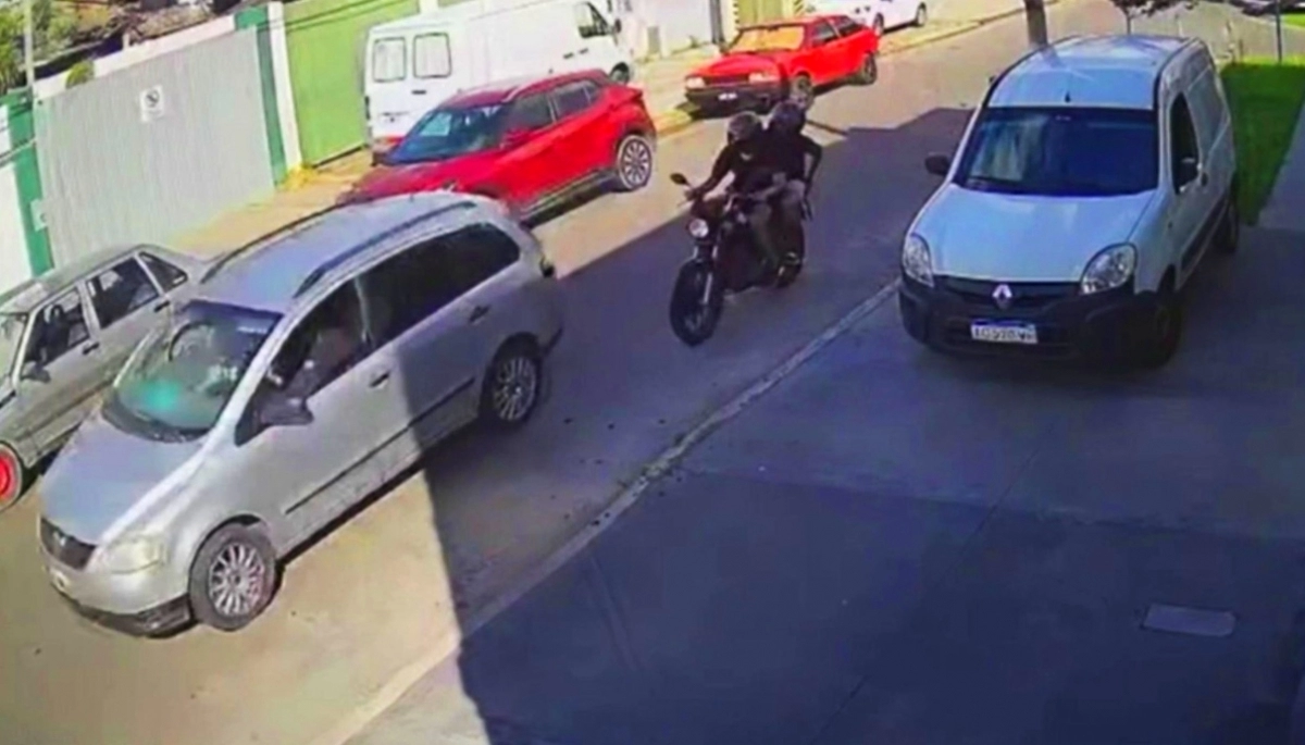 Encañonados y cuerpo a tierra: motochorros les robaron la 4x4 cuando llegaron a la vivienda